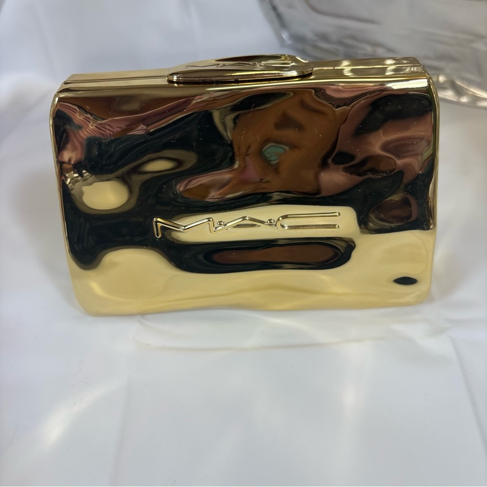 MAC Metallic Gold Compact Case - Picture 4 of 6